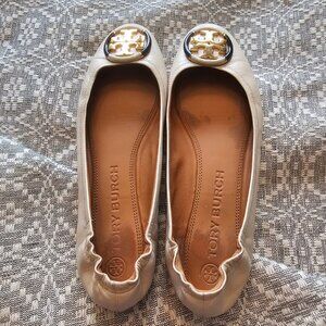 Tory Burch Cream Leather Ballet Flats w/ Gold & Enamel Logo – Size 10